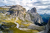 Trekking nel Parco Naturale Puez-Odle. Da Passo Gardena al Rifugio Puez, il Sassongher dalla forcella Ciampai.